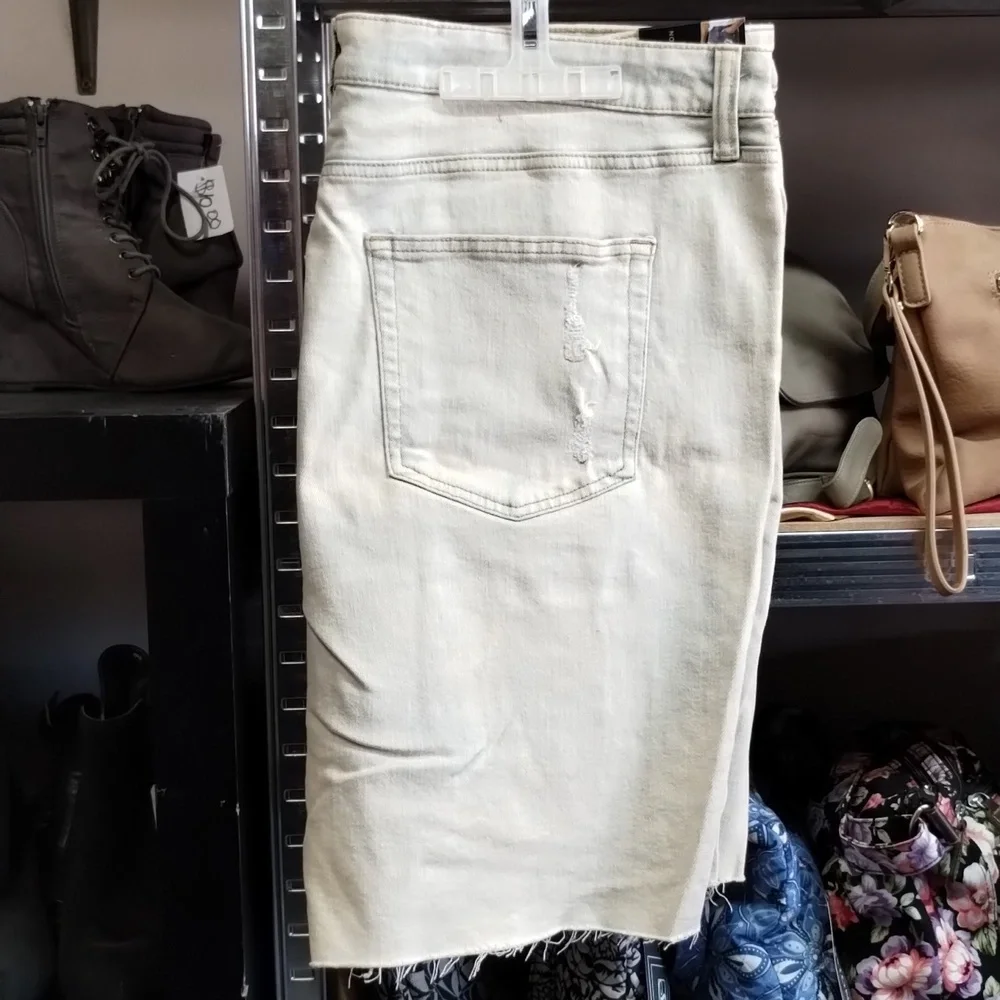 No boundaries distressed shorts - Picture 3 of 3
